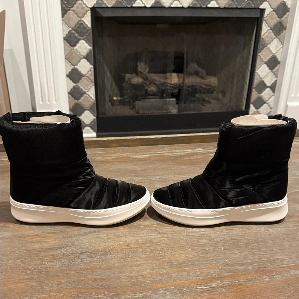 Gentle Souls by Kenneth Cole Rosette Puff Boots 7 NWOB Black Nylon Platform Cozy